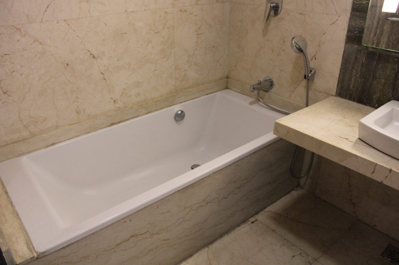 Bathroom with a bathtub, hand shower and wash basin
